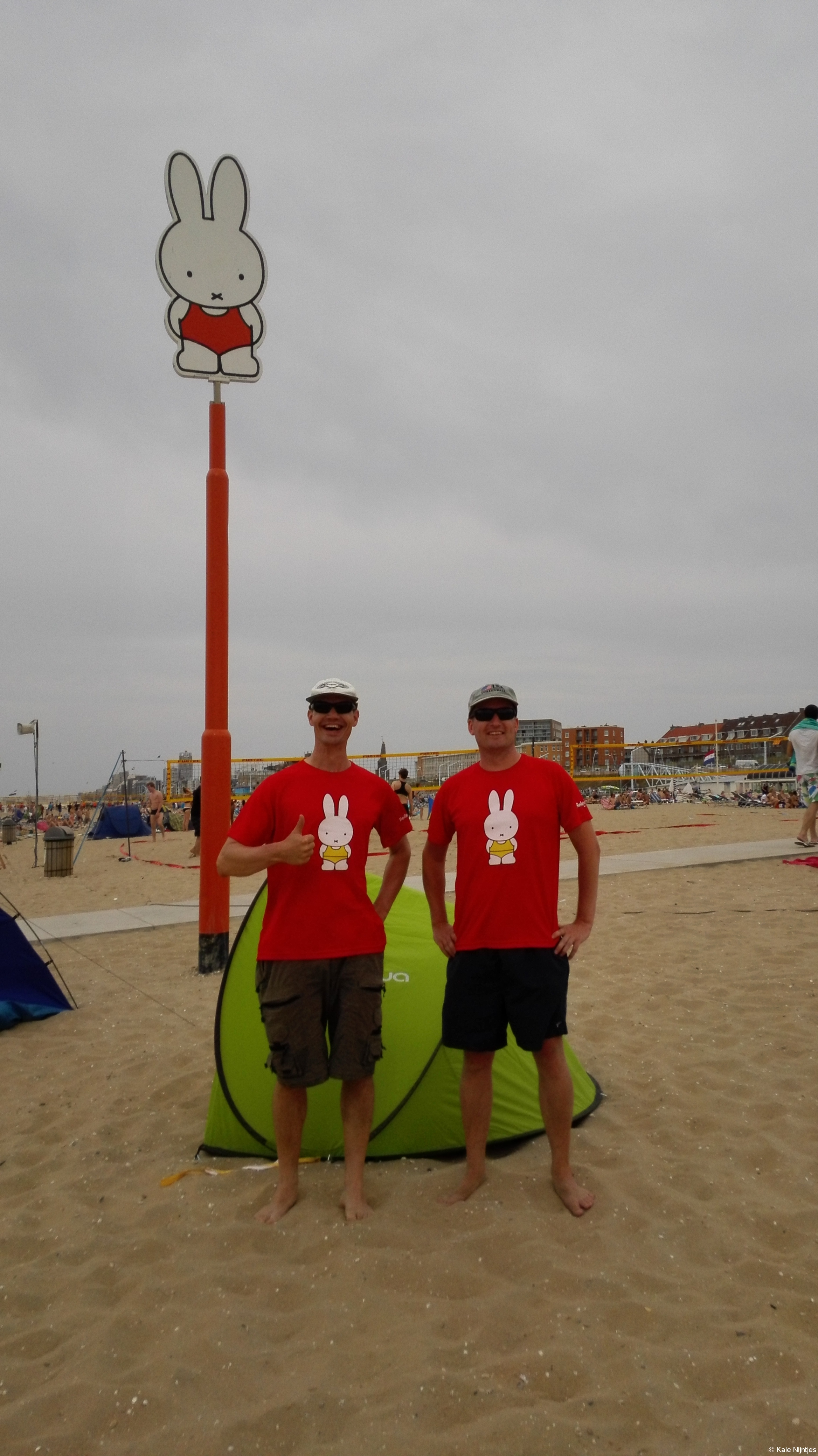 Marco en Martijn bij een paal met Nijntje bord (foto 3)